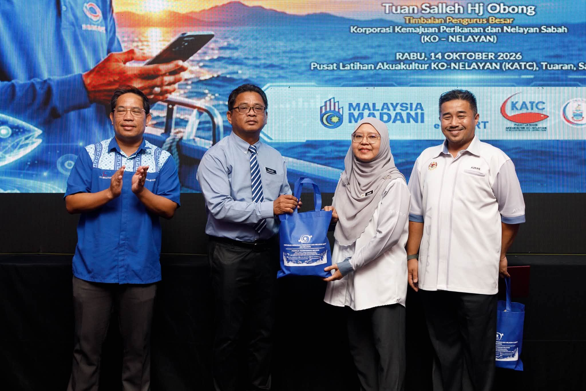 Timbalan Pengurus Besar Ko-Nelayan, Tuan Salleh Haji Obong, menyampaikan cenderamata kepada wakil MYSA di majlis penutupan Kursus Evolusi Kaedah Penangkapan Ikan Moden e-SMART Siri 1/2026